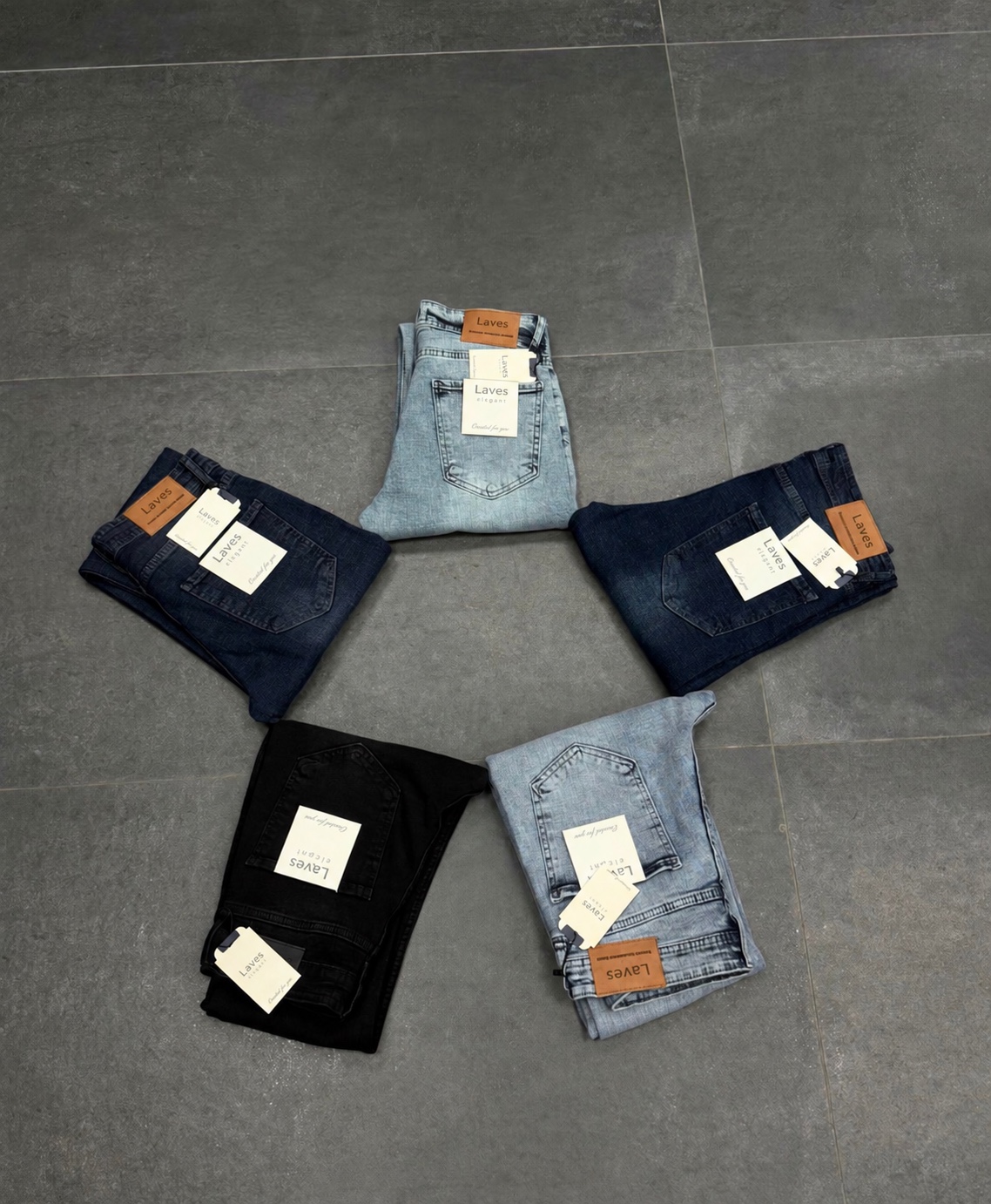 LAVES denim konsepti: açık mavi, koyu indigo ve siyah tonlarında, LAVES etiketli beş katlanmış kot pantolon